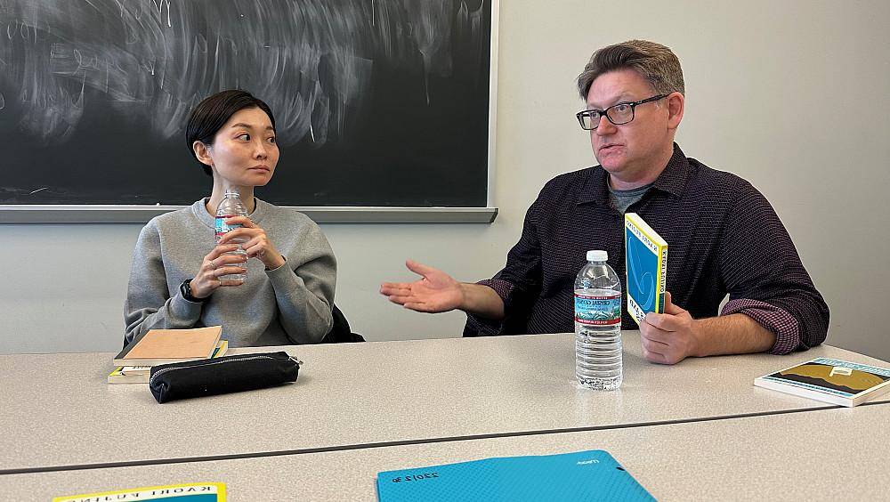 Kendall Heitzman 和 薰Fujino speak with students in the course on contemporary Japanese literature.